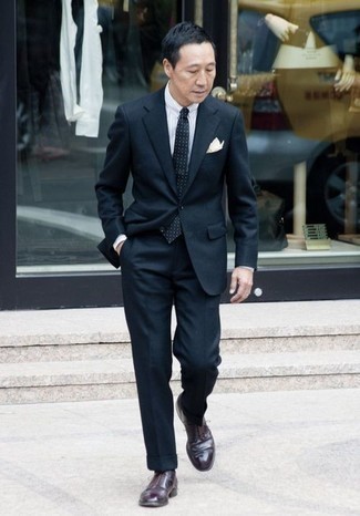 Hellviolette Derby Schuhe kombinieren – 54 Herren Outfits: Machen Sie sich mit einem schwarzen Anzug und einem weißen vertikal gestreiften Businesshemd einen verfeinerten, eleganten Stil zu Nutze. Vervollständigen Sie Ihr Look mit hellvioletten Derby Schuhen.