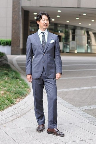 40 Jährige: Derby Schuhe kombinieren – 115 Elegante Herren Outfits: Erwägen Sie das Tragen von einem blauen Anzug und einem weißen Businesshemd für eine klassischen und verfeinerte Silhouette. Machen Sie diese Aufmachung leger mit Derby Schuhen.