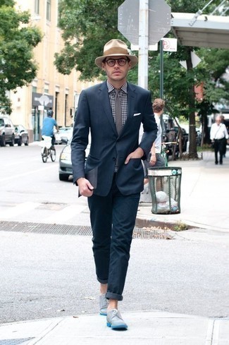30 Jährige: Hut kombinieren – 478 Elegante Herren Outfits: Kombinieren Sie einen dunkelblauen Anzug mit einem Hut, um mühelos alles zu meistern, was auch immer der Tag bringen mag. Fügen Sie grauen Wildleder Derby Schuhe für ein unmittelbares Style-Upgrade zu Ihrem Look hinzu.