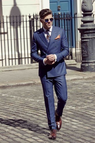 Blaue Krawatte mit Paisley-Muster kombinieren – 134 Herren Outfits: Kombinieren Sie einen dunkelblauen Anzug mit einer blauen Krawatte mit Paisley-Muster für eine klassischen und verfeinerte Silhouette. Machen Sie diese Aufmachung leger mit dunkelroten Leder Derby Schuhen.