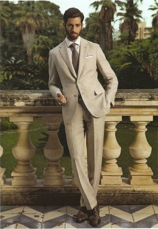30 Jährige: Braunen Gürtel kombinieren – 500+ Elegante Herren Outfits warm Wetter: Vereinigen Sie einen beige Anzug mit einem braunen Gürtel für einen bequemen Alltags-Look. Machen Sie Ihr Outfit mit dunkelbraunen Leder Derby Schuhen eleganter.