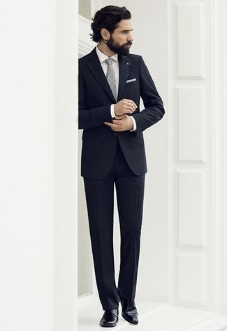 30 Jährige: Weißes und braunes bedrucktes Einstecktuch kombinieren – 390 Herren Outfits: Kombinieren Sie einen dunkelblauen Anzug mit einem weißen und braunen bedruckten Einstecktuch für ein Alltagsoutfit, das Charakter und Persönlichkeit ausstrahlt. Fühlen Sie sich ideenreich? Wählen Sie schwarzen Leder Derby Schuhe.