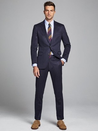 Dunkelblaue horizontal gestreifte Krawatte kombinieren – 448 Elegante Herren Outfits: Vereinigen Sie einen dunkelblauen Anzug mit einer dunkelblauen horizontal gestreiften Krawatte für einen stilvollen, eleganten Look. Fühlen Sie sich ideenreich? Wählen Sie beige Wildleder Derby Schuhe.