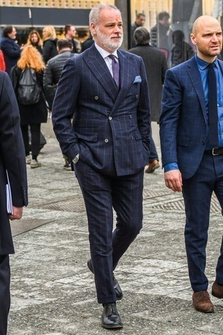 50 Jährige: Lila Krawatte kombinieren – 30 Herren Outfits: Vereinigen Sie einen dunkelblauen Anzug mit Karomuster mit einer lila Krawatte für eine klassischen und verfeinerte Silhouette. Schwarze Leder Derby Schuhe verleihen einem klassischen Look eine neue Dimension.