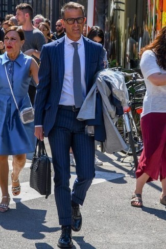 40 Jährige: Welche Derby Schuhe mit blauen Anzuges zu tragen – 26 Herren Outfits warm Wetter: Vereinigen Sie einen blauen Anzug mit einem weißen Businesshemd für eine klassischen und verfeinerte Silhouette. Suchen Sie nach leichtem Schuhwerk? Wählen Sie Derby Schuhe für den Tag.