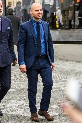 40 Jährige: Derby Schuhe kombinieren – 115 Elegante Herren Outfits: Kombinieren Sie einen dunkelblauen Anzug mit Karomuster mit einem blauen Chambray Businesshemd für eine klassischen und verfeinerte Silhouette. Derby Schuhe sind eine kluge Wahl, um dieses Outfit zu vervollständigen.
