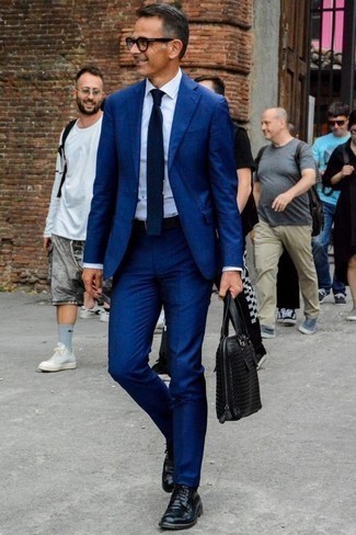40 Jährige: Welche Derby Schuhe mit blauen Anzuges zu tragen – 20 Elegante Sommer Herren Outfits: Geben Sie den bestmöglichen Look ab in einem blauen Anzug und einem weißen Businesshemd. Fühlen Sie sich ideenreich? Komplettieren Sie Ihr Outfit mit Derby Schuhen. Dieser Look eignet sich ideal für den Sommer.