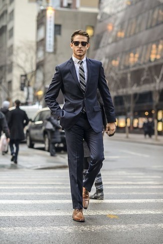 Braune Leder Derby Schuhe kombinieren – 499 Elegante Herren Outfits: Etwas Einfaches wie die Wahl von einem dunkelblauen Anzug und einem weißen Businesshemd kann Sie von der Menge abheben. Fühlen Sie sich mutig? Entscheiden Sie sich für braunen Leder Derby Schuhe.