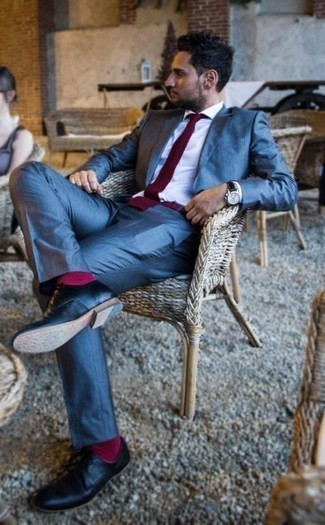 Fuchsia Socken kombinieren – 105 Herren Outfits: Kombinieren Sie einen blauen Anzug mit fuchsia Socken für ein sonntägliches Mittagessen mit Freunden. Fühlen Sie sich mutig? Wählen Sie schwarzen Leder Derby Schuhe.