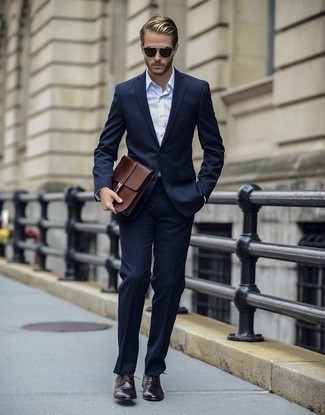 Braune Leder Derby Schuhe kombinieren – 500+ Sommer Herren Outfits: Entscheiden Sie sich für einen dunkelblauen Anzug und ein weißes vertikal gestreiftes Businesshemd, um vor Klasse und Perfektion zu strotzen. Vervollständigen Sie Ihr Look mit braunen Leder Derby Schuhen. So einfach kann ein cooles Sommer-Outfit sein.
