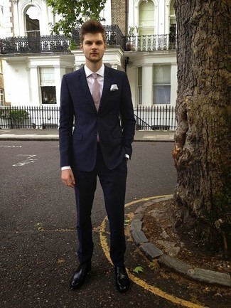 Rosa Krawatte kombinieren – 123 Herren Outfits: Kombinieren Sie einen dunkelblauen Anzug mit einer rosa Krawatte, um vor Klasse und Perfektion zu strotzen. Schwarze Leder Derby Schuhe leihen Originalität zu einem klassischen Look.