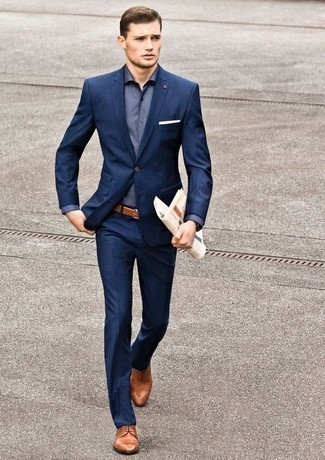 Braune Leder Derby Schuhe kombinieren – 499 Elegante Herren Outfits: Kombinieren Sie einen dunkelblauen Anzug mit einem dunkelblauen Businesshemd, um vor Klasse und Perfektion zu strotzen. Suchen Sie nach leichtem Schuhwerk? Wählen Sie braunen Leder Derby Schuhe für den Tag.