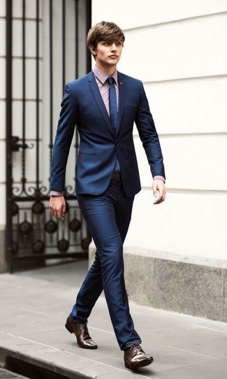 Wie blauen Anzug mit brauner Leder Derby Schuhe zu kombinieren – 88 Elegante Herren Outfits: Kombinieren Sie einen blauen Anzug mit einem rosa Businesshemd für eine klassischen und verfeinerte Silhouette. Wählen Sie die legere Option mit braunen Leder Derby Schuhen.
