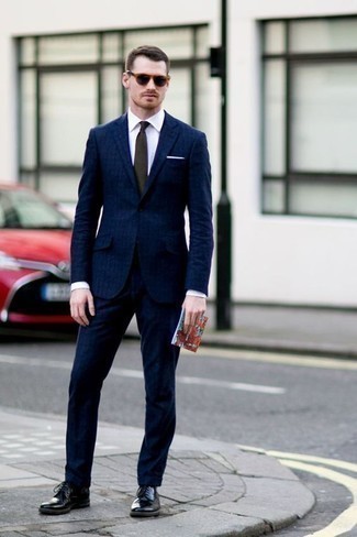 Olivgrüne Krawatte kombinieren – 500+ Elegante Herren Outfits: Kombinieren Sie einen dunkelblauen Anzug mit einer olivgrünen Krawatte für eine klassischen und verfeinerte Silhouette. Suchen Sie nach leichtem Schuhwerk? Ergänzen Sie Ihr Outfit mit schwarzen Leder Derby Schuhen für den Tag.