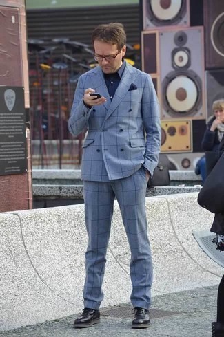 Welche Anzüge mit blauen Businesshemdes zu tragen – 308 Herren Outfits warm Wetter: Paaren Sie einen Anzug mit einem blauen Businesshemd, um vor Klasse und Perfektion zu strotzen. Wenn Sie nicht durch und durch formal auftreten möchten, wählen Sie schwarzen Leder Derby Schuhe.