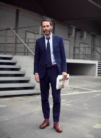 Rosa Socken kombinieren – 105 Herren Outfits: Erwägen Sie das Tragen von einem dunkelblauen Anzug und rosa Socken für ein bequemes Outfit, das außerdem gut zusammen passt. Fühlen Sie sich mutig? Entscheiden Sie sich für rotbraunen Leder Derby Schuhe.