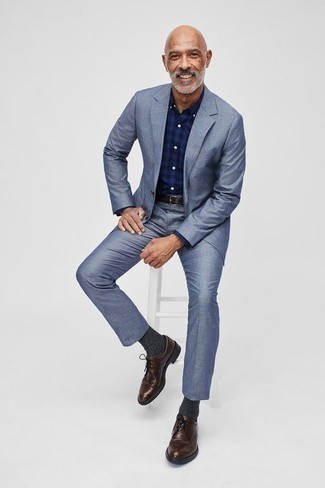 Braune Leder Derby Schuhe kombinieren – 500+ Sommer Herren Outfits: Kombinieren Sie einen hellblauen Anzug mit einem dunkelblauen Businesshemd mit Schottenmuster für einen stilvollen, eleganten Look. Braune Leder Derby Schuhe sind eine gute Wahl, um dieses Outfit zu vervollständigen. So ist der Look vollkommen sommertauglich.