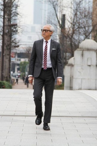 60 Jährige: Rote und dunkelblaue Krawatte kombinieren – 57 Herren Outfits: Vereinigen Sie einen dunkelgrauen Anzug mit einer roten und dunkelblauen Krawatte für eine klassischen und verfeinerte Silhouette. Warum kombinieren Sie Ihr Outfit für einen legereren Auftritt nicht mal mit schwarzen Leder Derby Schuhen?