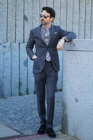 dunkelgrauer vertikal gestreifter Anzug, weißes und dunkelblaues Businesshemd mit Vichy-Muster, schwarze Wildleder Derby Schuhe, graue Krawatte mit Schottenmuster für Herren