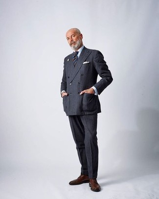 50 Jährige: Dunkelgrauen Anzug kombinieren – 158 Herren Outfits: Vereinigen Sie einen dunkelgrauen Anzug mit einem weißen Businesshemd für eine klassischen und verfeinerte Silhouette. Machen Sie diese Aufmachung leger mit braunen Leder Derby Schuhen.
