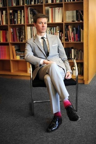 Rosa Socken kombinieren – 105 Herren Outfits: Paaren Sie einen grauen Anzug mit rosa Socken für einen bequemen Alltags-Look. Entscheiden Sie sich für schwarzen Leder Derby Schuhe, um Ihr Modebewusstsein zu zeigen.