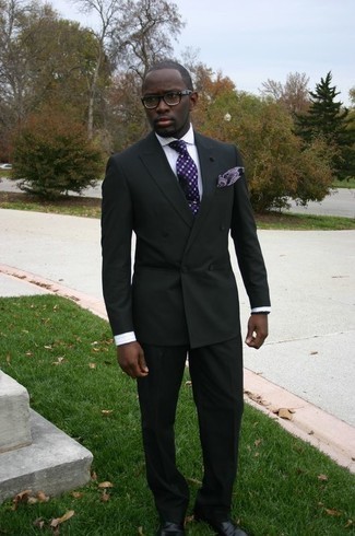 schwarzer Anzug, weißes vertikal gestreiftes Businesshemd, schwarze Leder Derby Schuhe, violette Krawatte mit Karomuster für Herren