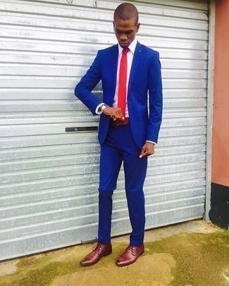 Rote Krawatte kombinieren – 500+ Herren Outfits: Kombinieren Sie einen blauen Anzug mit einer roten Krawatte, um vor Klasse und Perfektion zu strotzen. Fühlen Sie sich ideenreich? Entscheiden Sie sich für braunen Leder Derby Schuhe.