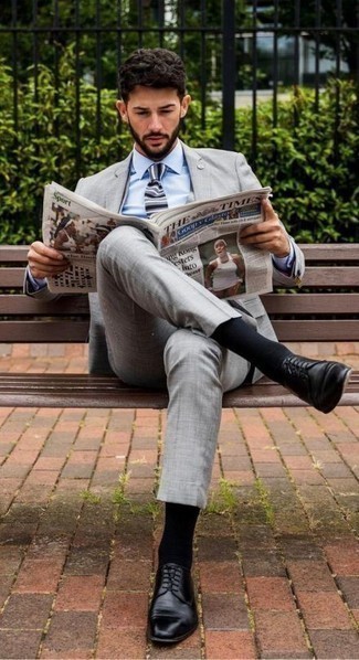 Graue horizontal gestreifte Krawatte kombinieren – 69 Herren Outfits warm Wetter: Vereinigen Sie einen grauen Anzug mit einer grauen horizontal gestreiften Krawatte für einen stilvollen, eleganten Look. Fühlen Sie sich mutig? Entscheiden Sie sich für schwarzen Leder Derby Schuhe.