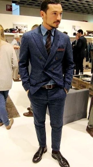 Wie hellblaues Businesshemd mit dunkelblauen Anzuges zu kombinieren – 381 Elegante Herren Outfits: Tragen Sie einen dunkelblauen Anzug und ein hellblaues Businesshemd für einen stilvollen, eleganten Look. Fühlen Sie sich ideenreich? Wählen Sie dunkelbraunen Leder Derby Schuhe.
