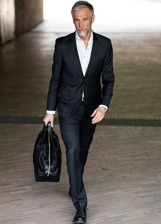 50 Jährige: Hemd kombinieren – 500+ Elegante Herren Outfits: Kombinieren Sie ein Hemd mit einem schwarzen Anzug für einen stilvollen, eleganten Look. Fühlen Sie sich mutig? Ergänzen Sie Ihr Outfit mit schwarzen Leder Derby Schuhen.