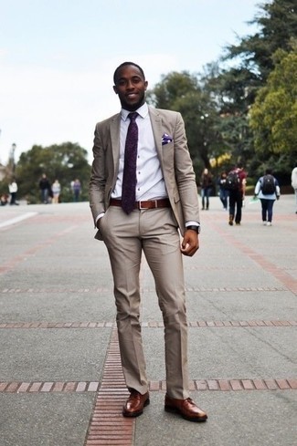 30 Jährige: Derby Schuhe kombinieren – 500+ Elegante Herren Outfits: Tragen Sie einen hellbeige Anzug und ein weißes Businesshemd für eine klassischen und verfeinerte Silhouette. Wählen Sie die legere Option mit Derby Schuhen.