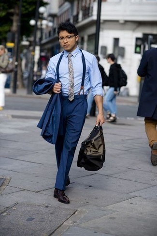Hellbeige Krawatte mit Paisley-Muster kombinieren – 19 Herren Outfits: Paaren Sie einen dunkelblauen Anzug mit einer hellbeige Krawatte mit Paisley-Muster, um vor Klasse und Perfektion zu strotzen. Wählen Sie die legere Option mit dunkelroten Leder Derby Schuhen.