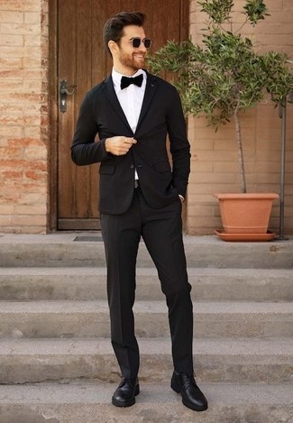 30 Jährige: Wie schwarzen Anzug mit schwarzer Leder Derby Schuhe zu kombinieren – 52 Elegante Herren Outfits: Kombinieren Sie einen schwarzen Anzug mit einem weißen Businesshemd für einen stilvollen, eleganten Look. Suchen Sie nach leichtem Schuhwerk? Ergänzen Sie Ihr Outfit mit schwarzen Leder Derby Schuhen für den Tag.