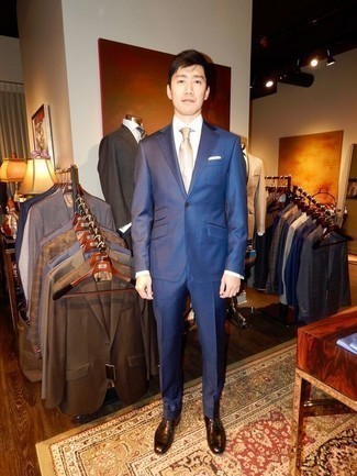 Wie blauen Anzug mit brauner Leder Derby Schuhe zu kombinieren – 88 Elegante Herren Outfits: Kombinieren Sie einen blauen Anzug mit einem weißen Businesshemd, um vor Klasse und Perfektion zu strotzen. Wenn Sie nicht durch und durch formal auftreten möchten, entscheiden Sie sich für braunen Leder Derby Schuhe.