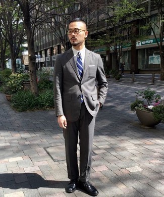 Blaue horizontal gestreifte Krawatte kombinieren – 500+ Herren Outfits: Kombinieren Sie einen grauen Anzug mit einer blauen horizontal gestreiften Krawatte, um vor Klasse und Perfektion zu strotzen. Suchen Sie nach leichtem Schuhwerk? Vervollständigen Sie Ihr Outfit mit schwarzen Leder Derby Schuhen für den Tag.