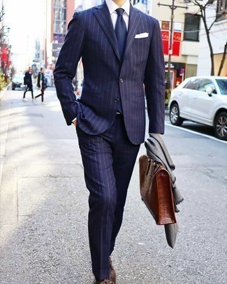 30 Jährige: Braune Leder Derby Schuhe kombinieren – 955+ Herren Outfits: Geben Sie den bestmöglichen Look ab in einem dunkelblauen vertikal gestreiften Anzug und einem weißen Businesshemd. Ergänzen Sie Ihr Look mit braunen Leder Derby Schuhen.