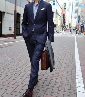 30 Jährige: Dunkelgrauen Schal kombinieren – 103 Elegante Herren Outfits: Erwägen Sie das Tragen von einem dunkelblauen Anzug und einem dunkelgrauen Schal für ein bequemes Outfit, das außerdem gut zusammen passt. Schalten Sie Ihren Kleidungsbestienmodus an und machen dunkelroten Leder Derby Schuhe zu Ihrer Schuhwerkwahl.