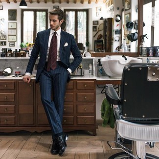 Dunkelrote Krawatte mit Paisley-Muster kombinieren – 88 Herren Outfits: Kombinieren Sie einen dunkelblauen vertikal gestreiften Anzug mit einer dunkelroten Krawatte mit Paisley-Muster, um vor Klasse und Perfektion zu strotzen. Schwarze Leder Derby Schuhe leihen Originalität zu einem klassischen Look.