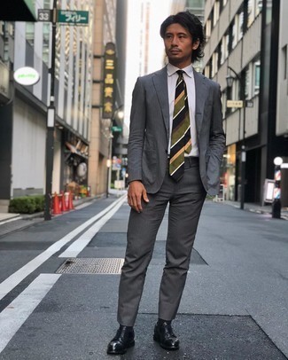 30 Jährige: Olivgrüne Krawatte kombinieren – 500+ Elegante Herren Outfits: Kombinieren Sie einen grauen Anzug mit einer olivgrünen Krawatte, um vor Klasse und Perfektion zu strotzen. Suchen Sie nach leichtem Schuhwerk? Komplettieren Sie Ihr Outfit mit schwarzen Leder Derby Schuhen für den Tag.