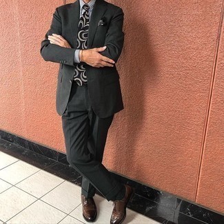 Schwarzes und weißes Einstecktuch kombinieren – 213 Elegante Sommer Herren Outfits: Kombinieren Sie einen dunkelgrauen Anzug mit einem schwarzen und weißen Einstecktuch, um mühelos alles zu meistern, was auch immer der Tag bringen mag. Fühlen Sie sich ideenreich? Entscheiden Sie sich für dunkelbraunen Leder Derby Schuhe. Der Look ist ja Sommer pur.