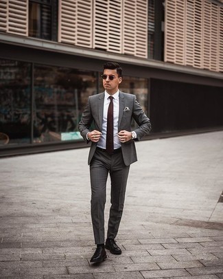 20 Jährige: Braune Krawatte kombinieren – 79 Herren Outfits: Kombinieren Sie einen dunkelgrauen Anzug mit einer braunen Krawatte für eine klassischen und verfeinerte Silhouette. Fühlen Sie sich ideenreich? Vervollständigen Sie Ihr Outfit mit schwarzen Leder Derby Schuhen.