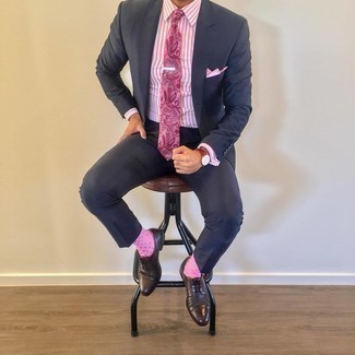 Rosa Krawatte mit Paisley-Muster kombinieren – 4 Herren Outfits: Kombinieren Sie einen dunkelblauen Anzug mit einer rosa Krawatte mit Paisley-Muster für einen stilvollen, eleganten Look. Wenn Sie nicht durch und durch formal auftreten möchten, komplettieren Sie Ihr Outfit mit dunkelbraunen geflochtenen Leder Derby Schuhen.