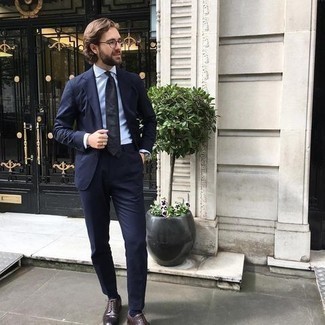 Dunkelblaue Krawatte kombinieren – 500+ Herren Outfits: Vereinigen Sie einen dunkelblauen Anzug mit einer dunkelblauen Krawatte für eine klassischen und verfeinerte Silhouette. Dunkelbraune Leder Derby Schuhe liefern einen wunderschönen Kontrast zu dem Rest des Looks.