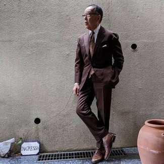 60 Jährige: Braune Krawatte kombinieren – 94 Elegante Herren Outfits: Vereinigen Sie einen dunkelbraunen Anzug mit einer braunen Krawatte für eine klassischen und verfeinerte Silhouette. Fühlen Sie sich ideenreich? Entscheiden Sie sich für braunen Leder Derby Schuhe.