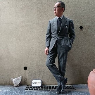 Derby Schuhe kombinieren – 500+ Elegante Herren Outfits: Kombinieren Sie einen dunkelgrauen vertikal gestreiften Anzug mit einem grauen Businesshemd für eine klassischen und verfeinerte Silhouette. Vervollständigen Sie Ihr Look mit Derby Schuhen.