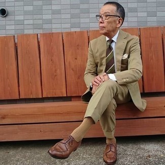 Braune Krawatte kombinieren – 500+ Herren Outfits warm Wetter: Kombinieren Sie einen beige Anzug mit einer braunen Krawatte, um vor Klasse und Perfektion zu strotzen. Fühlen Sie sich ideenreich? Komplettieren Sie Ihr Outfit mit braunen Leder Derby Schuhen.