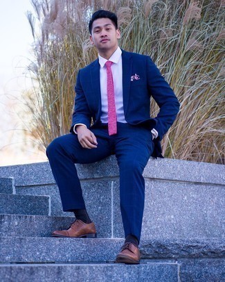 Rosa Krawatte kombinieren – 123 Herren Outfits: Entscheiden Sie sich für einen dunkelblauen Anzug mit Karomuster und eine rosa Krawatte für eine klassischen und verfeinerte Silhouette. Fühlen Sie sich ideenreich? Ergänzen Sie Ihr Outfit mit braunen Leder Derby Schuhen.