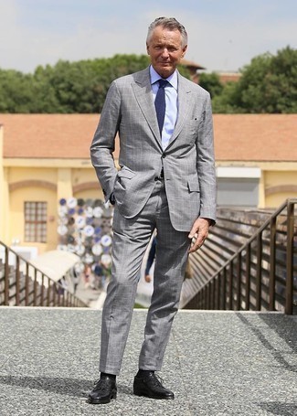 50 Jährige: Blaue Strick Krawatte kombinieren – 10 Elegante Herren Outfits: Entscheiden Sie sich für einen klassischen Stil in einem grauen Anzug mit Schottenmuster und einer blauen Strick Krawatte. Suchen Sie nach leichtem Schuhwerk? Vervollständigen Sie Ihr Outfit mit schwarzen Leder Derby Schuhen für den Tag.