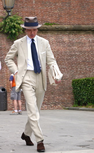 Braune Wildleder Derby Schuhe kombinieren – 148 Elegante Herren Outfits: Machen Sie sich mit einem hellbeige Anzug und einem weißen Businesshemd einen verfeinerten, eleganten Stil zu Nutze. Fühlen Sie sich mutig? Vervollständigen Sie Ihr Outfit mit braunen Wildleder Derby Schuhen.
