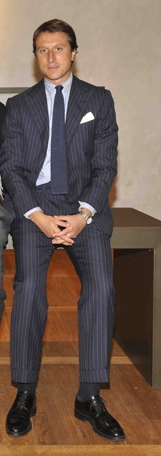 dunkelblauer vertikal gestreifter Anzug von Armani Collezioni